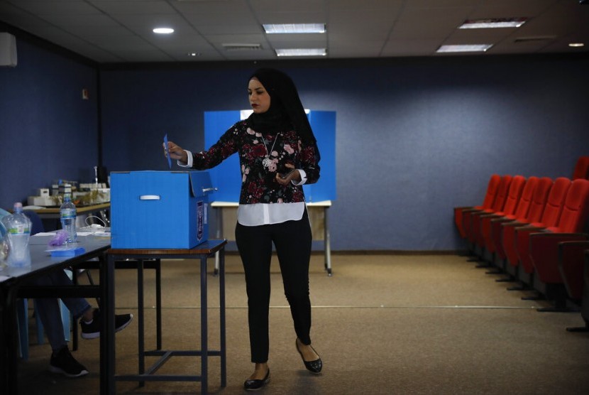 Seorang perempuan memberikan suaranya dalam pemilihan (pemilu) putaran kedua di kota Arab Kfar Manda, Israel, Selasa (17/9).