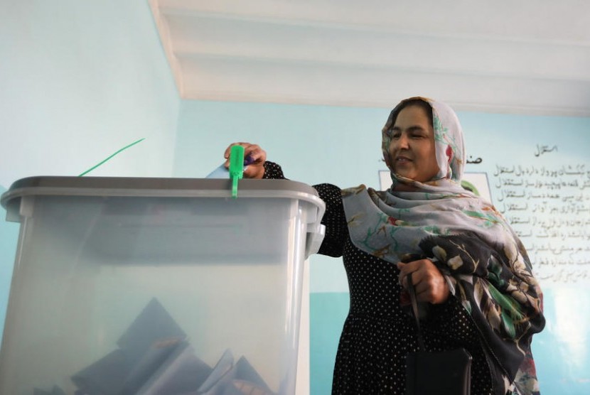 Seorang perempuan memberikan suaranya dalam pemilu di Kota Kabul, Afghanistan, Sabtu (28/9).