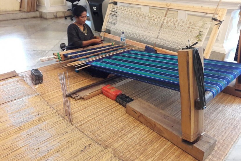 Seorang perempuan membuat kain tenun Ende di sela ajang Pameran Pesona Kain dan Budaya Ende yang berlansung di Museum Tekstil, Jakarta, hingga Senin (20/12) 