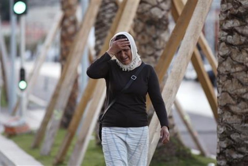 Seorang perempuan menangis saat mencari putranya di lokasi serangan truk di Nice, Prancis, Jumat, 15 Juli 2015.