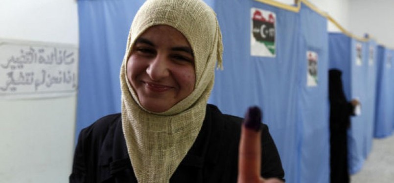 Seorang perempuan menunjukkan bekas tinta setelah pemilu pertama di Misrata