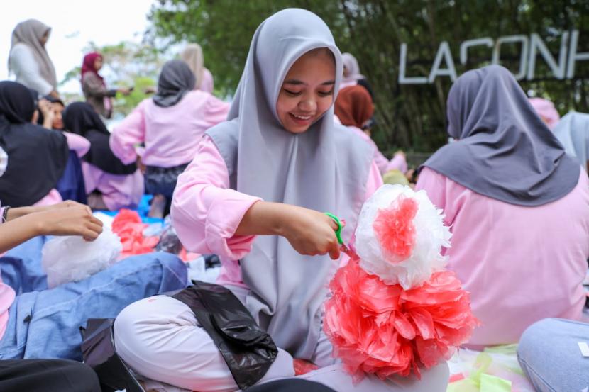 Seorang perempuan muda mengikuti pelatihan membuat boneka dari plastik daur ulang untuk perempuan milenial di Pantai Lasonrai Ujunge, Kelurahan Batupute, Kecamatan Soppeng Riaja, Kabupaten Barru, Sulsel, pada Aha (2/4/2023).