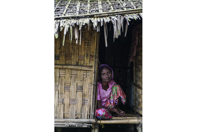 Seorang perempuan Rohingya, Nur Khatu (45) duduk di gubuknya yang berukuran 3x2 meter di kamp pengungsian internal Sittwe, negara bagian Rakhine, Myanmar, Minggu (3/9).