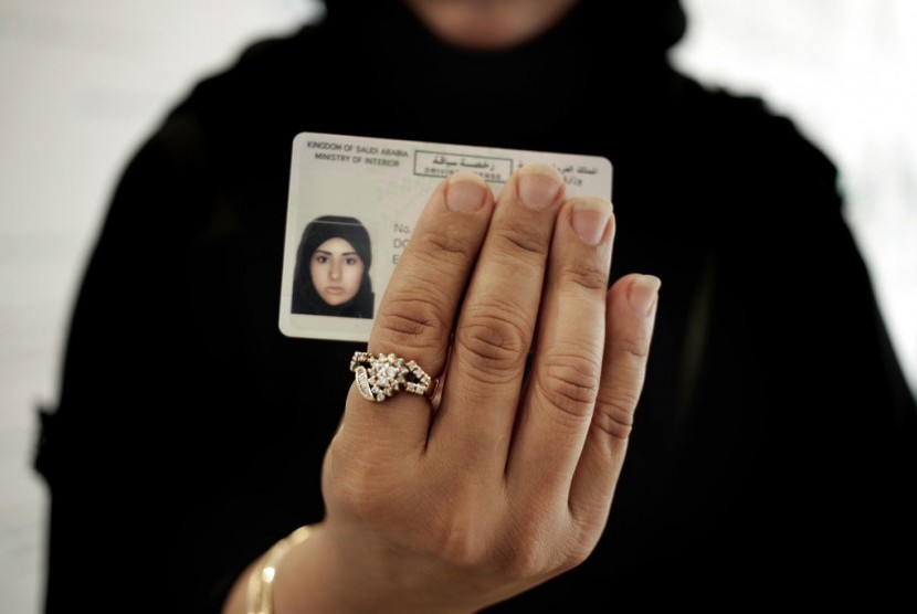 Seorang perempuan Saudi menunjukkan kartu izin mengemudi di Saudi Driving School, Princess Nora University, Arab Saudi, Sabtu (23/6). Perempuan Saudi kini bisa mengemudi.