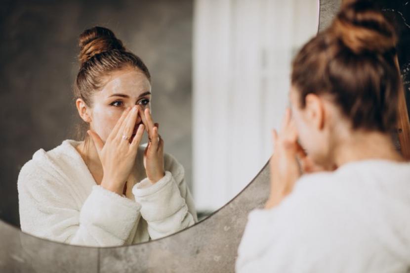 Seorang perempuan sedang merawat kulit wajahnya agar sehat. Memelihara skin barrier dan bebas dari stres sangat efektif menjadikan kulit lebih sehat, halus, dan terasa kenyal.