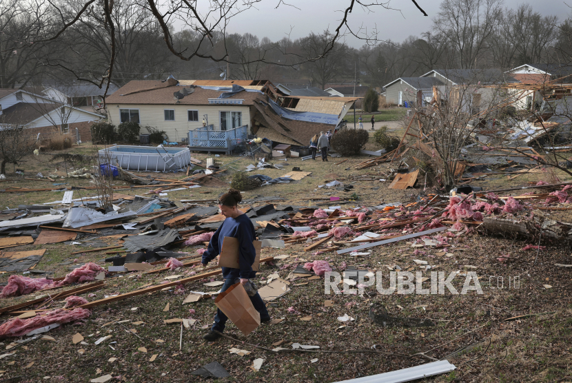 Seorang perempuan tampak berada di antara rumah yang rusak setelah tornado menerjang Bridgeton, Missouri, Amerika Serikat, Sabtu (15/3/2025).