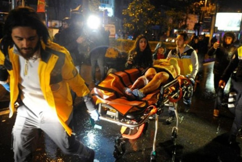 Seorang perempuan yang terluka dibawa menuju ambulans dari klub malam tempat serangan penembakan terjadi di pesta perayaan Tahun Baru di Istanbul, Turki, pada 1 Januari 2017. 