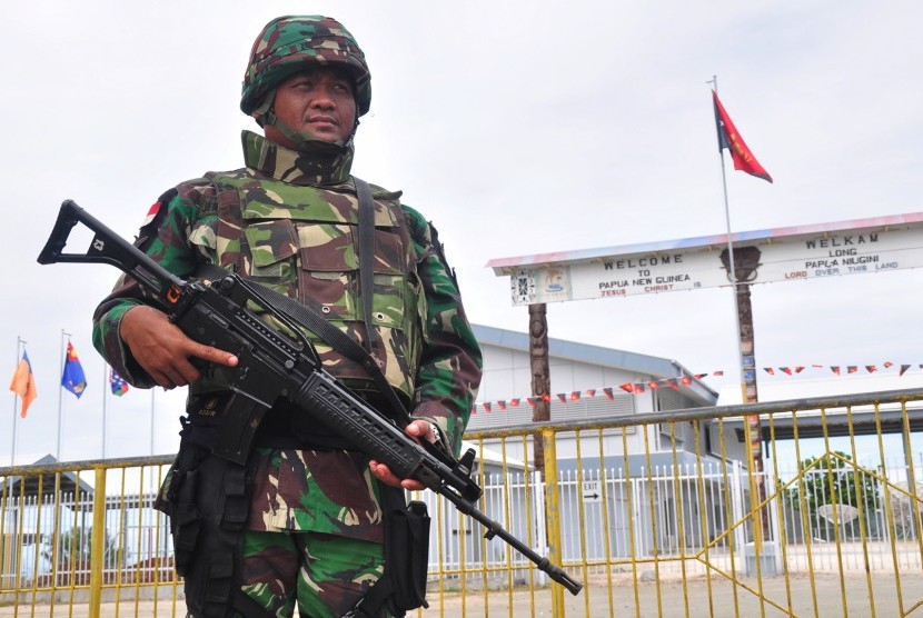 Seorang personel TNI berjaga di perbatasan Indonesia-Papua Nugini (PNG) di Skouw-Wutun, Papua, Rabu (16/9). 