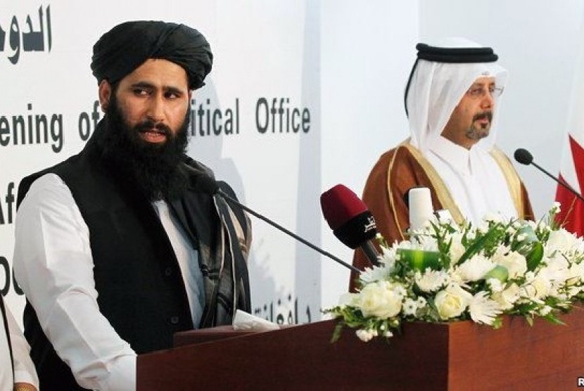 Seorang perwakilan Taliban (kiri) dalam kunjungan di Doha, Qatar (foto: dok). Taliban secara resmi membuka kantor baru di Doha, Qatar. 