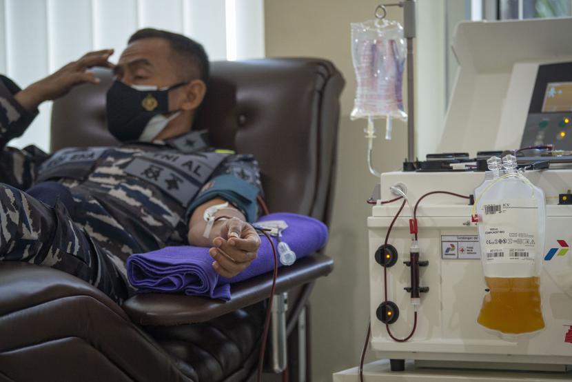 Donor plasma konvalesen. Para peneliti mengatakan penggunaan plasma konvalesen harus dihentikan untuk merawat pasien Covid-19 yang paling sakit.