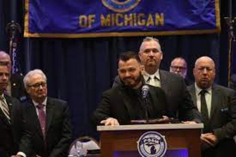 Seorang perwira polisi Muslim Dearborn, Michigan, Amerika Serikat (AS) Kopral Ali Hamka dinobatkan sebagai polisi terbaik tahun ini. Muslim Dearborn Diganjar Penghargaan Polisi Terbaik Tahun Ini