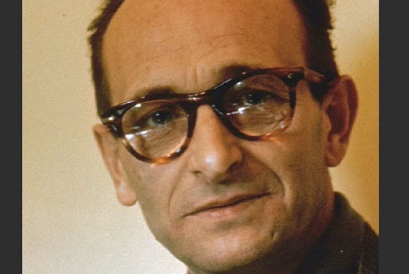 Seorang perwira SS-Obersturmbannführer Nazi (letnan kolonel) yang merupakan salah satu sosok besar di balik Holocaust, Otto Adolf Eichmann dieksekusi gantung di Tel Aviv, Israel pada 31 Mei di 1962.