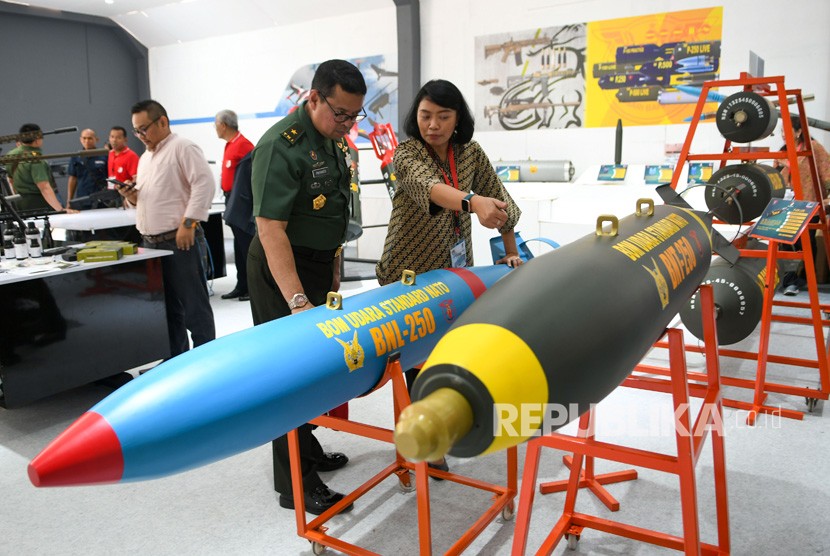 Seorang Perwira Tinggi TNI AD mengamati bom udara saat berlangsungnya pameran Industri Alat Peralatan Pertahanan dan Keamanan di Kantor Kementerian Pertahanan, Jakarta, Selasa (3/12/2019).