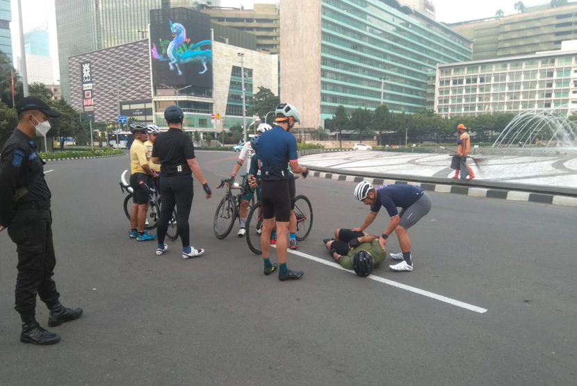 Seorang pesepeda ditabrak pengemudi mobil Mercy di Bundaran HI. 