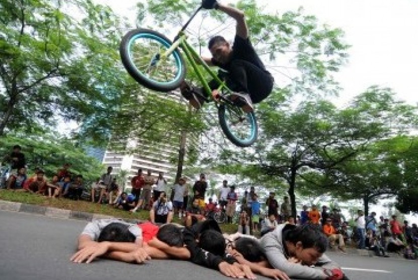 Atraksi seorang pesepeda BMX. (Republika/Wihdan Hidayat)