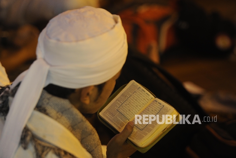   Seorang santri  membaca alquran usai menunaikan ibadah shalat Subuh berjamaah (Ilustrasi)