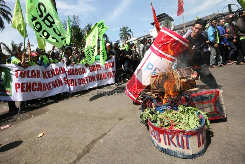  Seorang peserta aksi dari Serikat Buruh Sejahtera Indonesia (SBSI) membakar replika drum dan jerigen bahan BBM dalam aksi  menolak kenaikan BBM di depan Gedung Sate, Bandung, Kamis (23/5).     (Republika/Edi Yusuf)