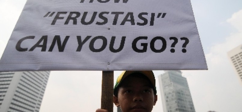 Seorang peserta aksi membawa spanduk Djakarta Frustasi saat melakukan aksi damai di Bundaran Hotel Indonesia, Jakarta. Aksi ini sebagai salah satu bentuk keprihatinan warga Jakarta atas berbagai masalah yang tidak kunjung teratasi seperti macet, banjir, sa