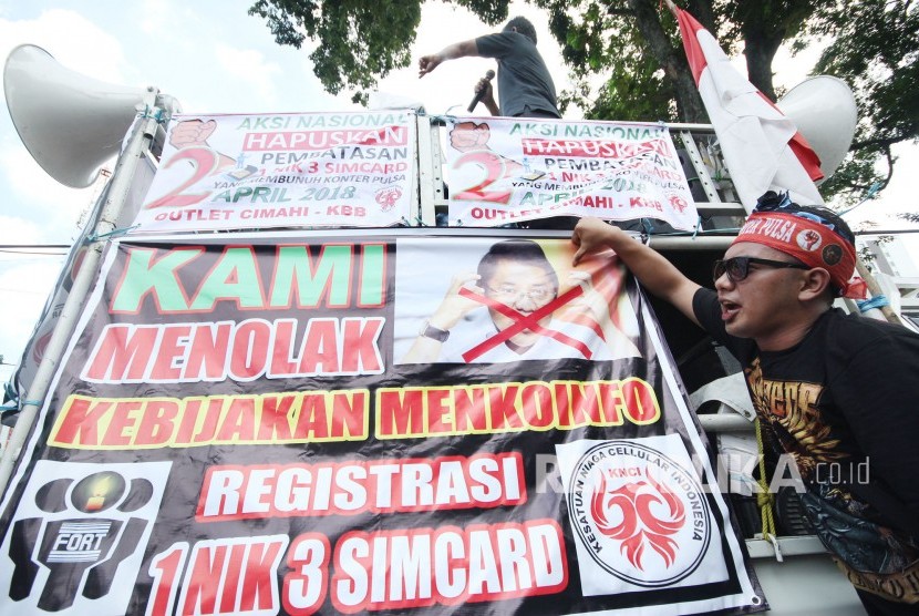 Seorang peserta aksi menunjuk foto Menkoinfo saat aksi menolak pembatasan 1 Nik 3 Simcard yang digelar Kesatuan Niaga Celluler Indonesia (KNCI) di depan Gedung DPRD Jawa Barat, Jalan Diponegoro, Kota Bandung, Senin (2/4).