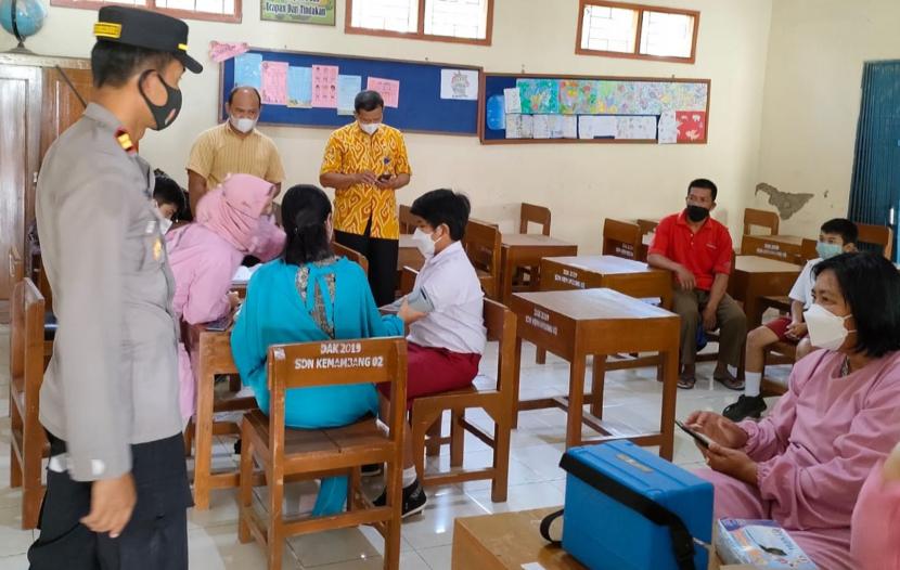  Seorang peserta didik mengikuti program vaksinasi anak usia 6-11 tahun yang digelar Polres Semarang di SDN Kambangan 02, Kecamatan Banyubiru, Kabupaten Semarang, Selasa (28/12). Kendati masa libur sekolah, program vaksinasi anak terus digencarkan di wilayah Kabupaten Semarang.