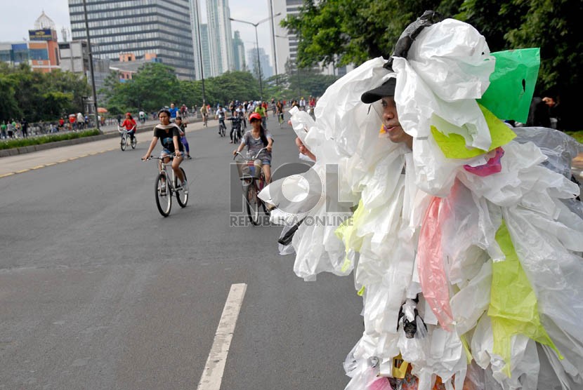 Seorang peserta kampanye memberikan sosialisasi pengurangan sampah kantong plastik kepada warga yang melintas di Jalan Jenderal Sudirman, Jakarta.  (Dok Republika)