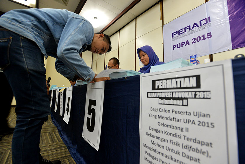  Seorang peserta melengkapi berkas untuk pendaftaran ujian profesi advokat di Jakarta, Senin (14/9).  (Antara/Prasetyo Utomo)