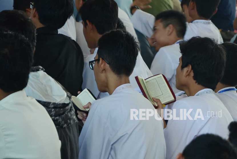 Sejumlah perempuan membaca kitab suci Al Quran saat mengikuti tadarus Al Quran Ramadhan 1438 H bersama ratusan umat muslim dari organisasi perempuan NTB di Pendopo Gubernur NTB di Mataram, Selasa (30/5).  