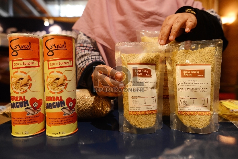 Seorang peserta pameran menunjukan produk inovasi berupa beras analog jagung yang dipamerkan saat acara IPB Investment Summit dalam rangka dies natalis IPB Ke-52 di Hotel Sultan, Jakarta, Kamis (3/9). 