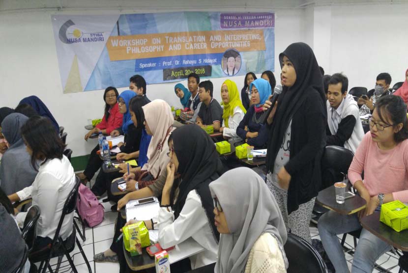 Seorang peserta workshop penerjemahan yang diadakan ABA BSI dan STIBA Nusa Mandiri bertanya kepada nara sumber.