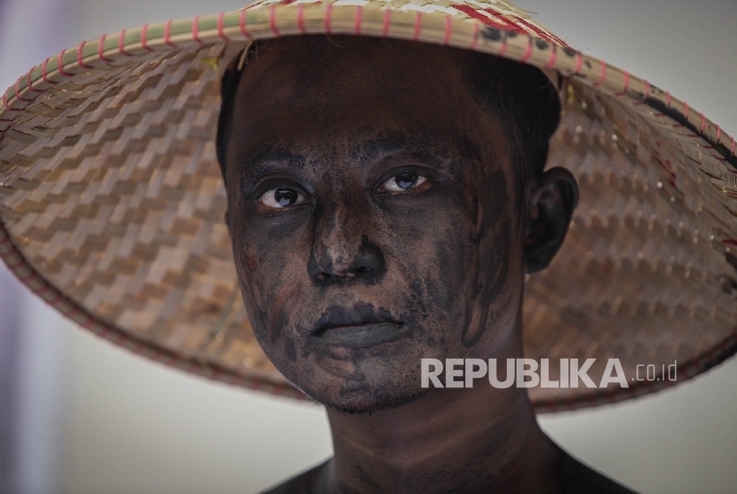  Seorang petani melakukan aksi di Silang Monas, Jakarta, Selasa (27/9).