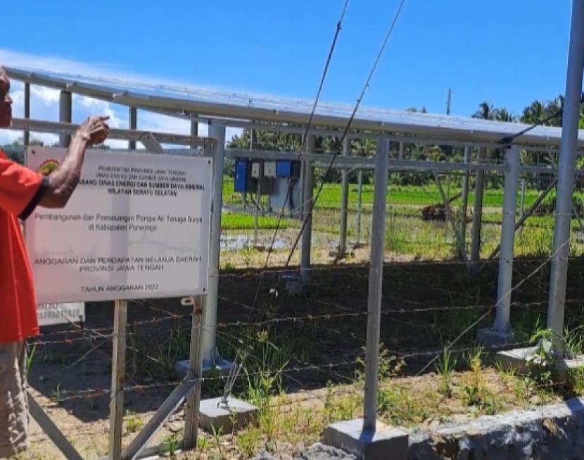 Seorang petani menunjukkan pembangkit listrik tenaga surya (PLTS) di lahannya di Jawa Tengah. 