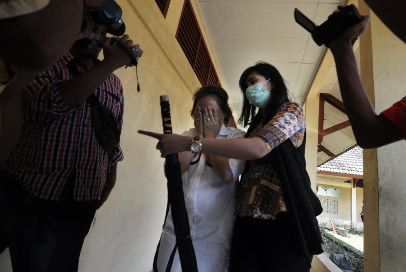 Seorang petugas Badan Narkotika Nasional (BNN) Provinsi Jambi menggiring warga yang diamankan dari penggerebekan di kampung narkoba Pulau Pandan saat tiba di Kantor BNN Provinsi Jambi. ilustrasi 