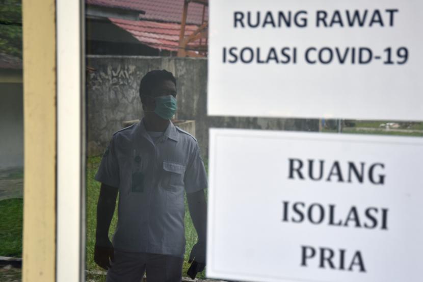 Seorang petugas berjaga di ruang rawat isolasi pasien COVID-19 di Badan Pengembangan Sumber Daya Manusia (BPSDM) Provinsi Riau, di Kota Pekanbaru, Senin (7/9/2020).