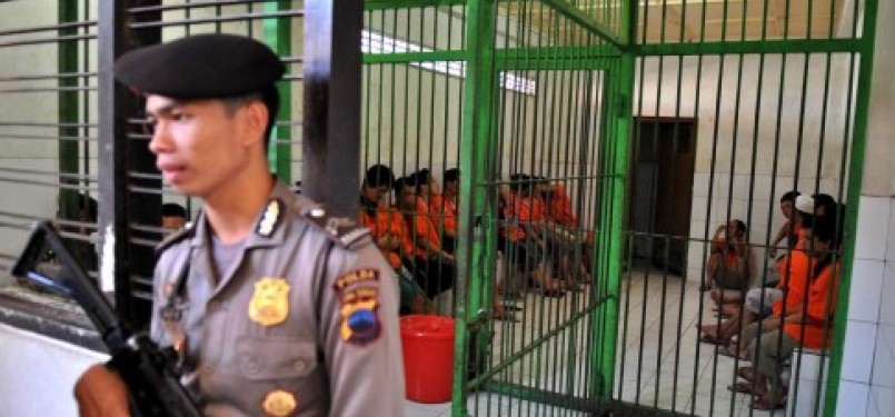 Seorang petugas bersiaga di depan sel tahanan yang dihuni para terdakwa kasus kerusuhan Temanggung, sebelum berlangsungnya sidang di Pengadilan Negeri Semarang, Jateng.