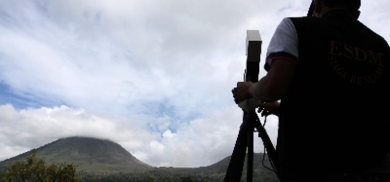 Seorang petugas dari Pusat Vulkanologi dan Mitigasi Bencana Geologi(PVMBG) mengamati aktifitas Gunung Lokon di Tomohon, Sulawesi Utara. Pengukuran tersebut untuk mengetahui kandungan sulfur dalam udara akibat letusan Gunung Lokon. 