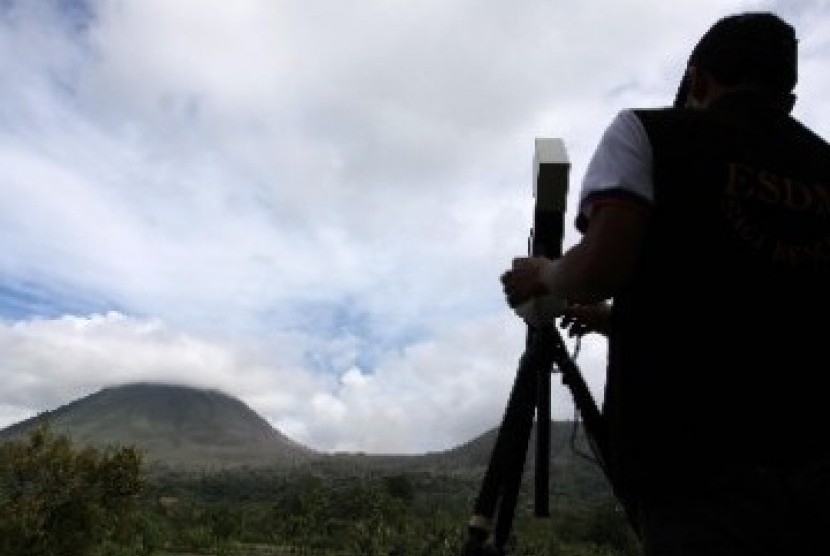 Seorang petugas dari Pusat Vulkanologi dan Mitigasi Bencana Geologi(PVMBG) mengamati aktifitas Gunung Lokon di Tomohon, Sulawesi Utara. Pengukuran tersebut untuk mengetahui kandungan sulfur dalam udara akibat letusan Gunung Lokon. 