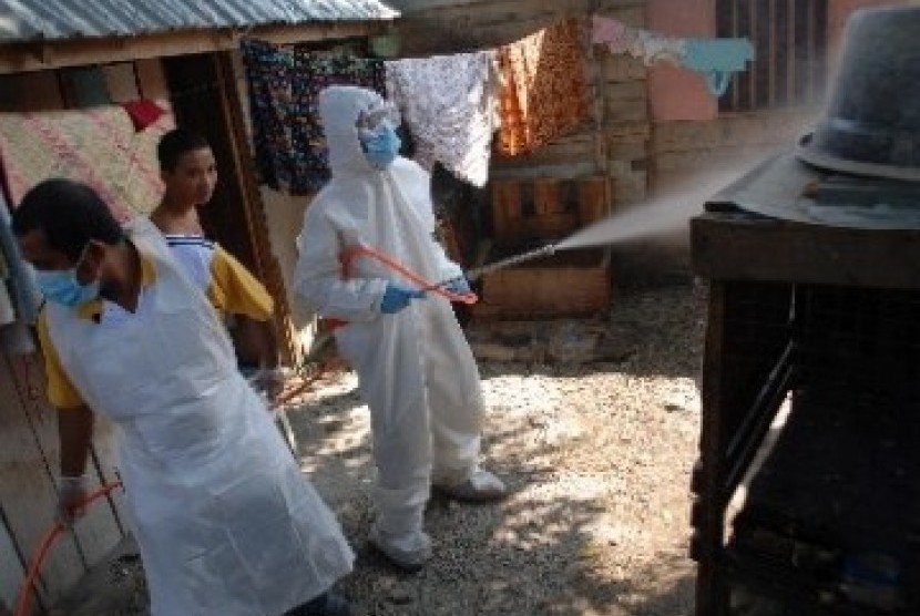 Seorang petugas Dinas peternakan melakukan penyomprotan di kandang ayam warga untuk mencegah virus flu burung (H5N1). Wabah flu burung melanda sebuah peternakan di Hunan yang sebabkan 4.500 ayam mati