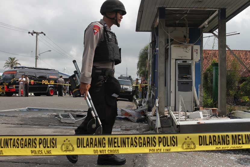   Seorang petugas Gegana melakukan penyisiran Tempat Kejadian Perkara (TKP) ledakan di ATM Bank Mandiri Karangploso, Malang, Jawa Timur, Kamis (9/1).(Antara/Ari Bowo Sucipto)