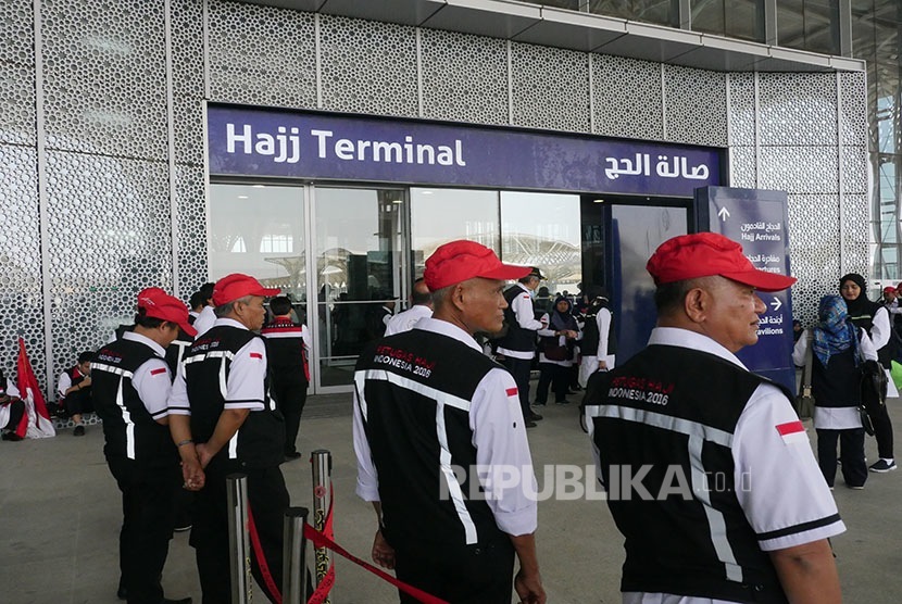 Kemenag Riau Mulai Seleksi Petugas Haji. Foto:  Sejumlah petugas haji Indonesia sedang menyambut kedatangan jamaah haji Indonesia di Bandara Madinah, Arab Saudi. (Ilustrasi)