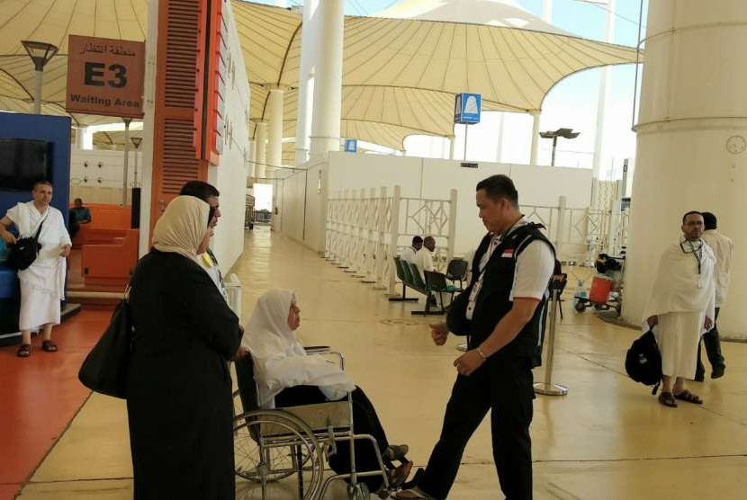 Seorang petugas haji Indonesia selepas memberikan minum kepada jamaah haji Palestina di Bandara King Abdulaziz, Jeddah, Rabu (8/8). Sebanyak 350 jamaah Palestina terbang melalui Kairo, Mesir, dan tiba di Jeddah hari itu.