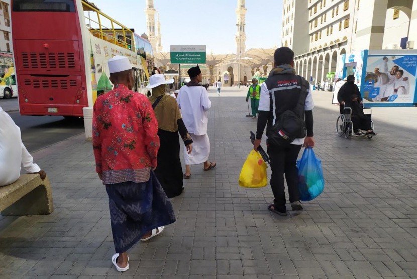 Seorang petugas haji membawakan barang belanjaan jamaah menuju pemondokannya di Madinah, Selasa (16/7). Di sela-sela waktu menanti shalat, sebagian jamaah memanfaatkannya untuk berbelanja di pasar dekat Masjid Nabawi. 