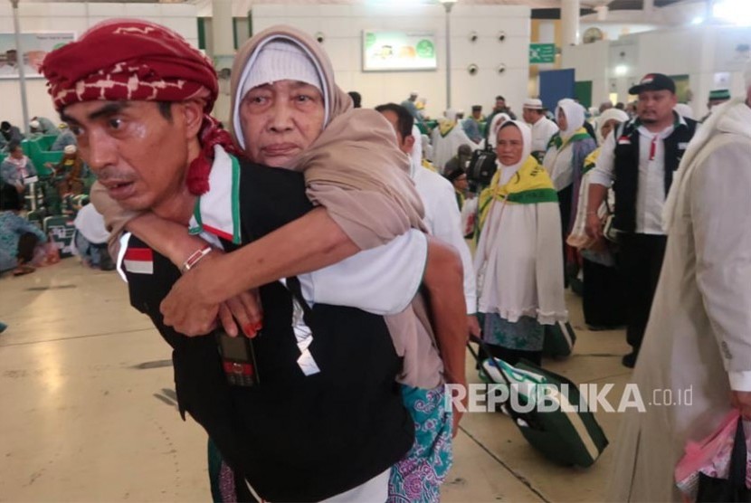 Menag Ingatkan Rekrut Petugas Haji Amanah. Seorang petugas haji menggendong jamaah haji Indonesia yang kelelahan.