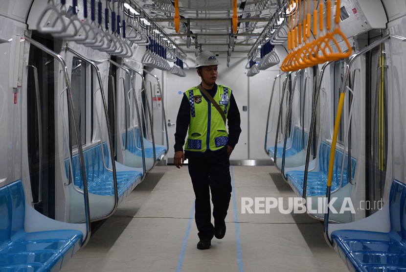 Seorang petugas keamanan berjalan di dalam kereta Mass Rapid Transit (MRT) di Stasiun MRT Bundaran HI, Jakarta, Rabu (30/1/2019).