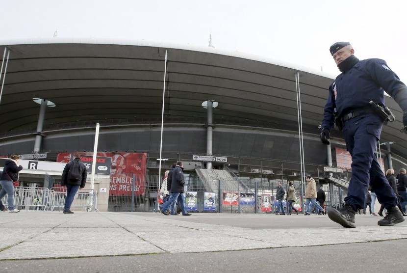 seorang petugas keamanan Prancis sedang berjalan pada pembukaan kembali Stadion Stade de France, Prancis