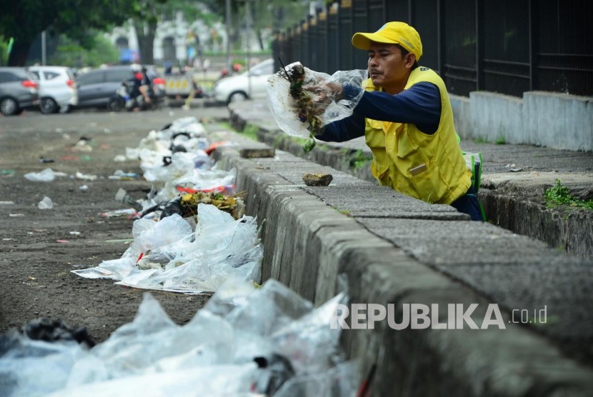 Seorang petugas kebersihan di Kota Bandung (ilustrasi)