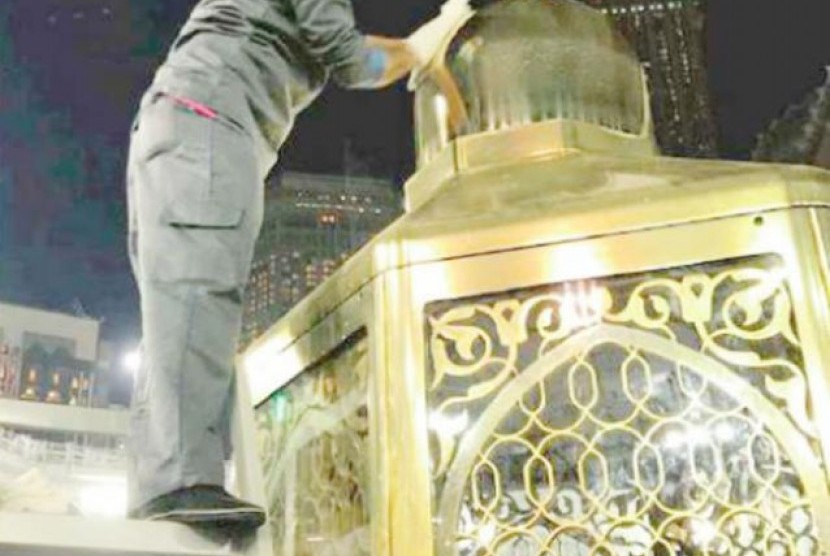 Seorang petugas kebersihan tengah membersihkan Maqam Ibrahim di Masjid Al Haram Makkah.