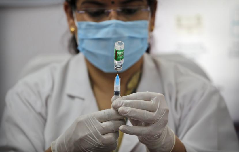 Seorang petugas kesehatan bersiap untuk memberikan vaksin COVID-19 di sebuah rumah sakit di New Delhi, India, Kamis (11/2). Jumlah kasus infeksi virus corona India bertambah 168.912 dalam satu malam.