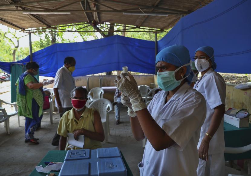  Seorang petugas kesehatan bersiap untuk memberikan vaksin virus corona COVAXIN bagi orang yang datang untuk mendapatkan dosis kedua mereka di sebuah pusat kesehatan umum di Hyderabad, India, Kamis, 27 Mei 2021. 