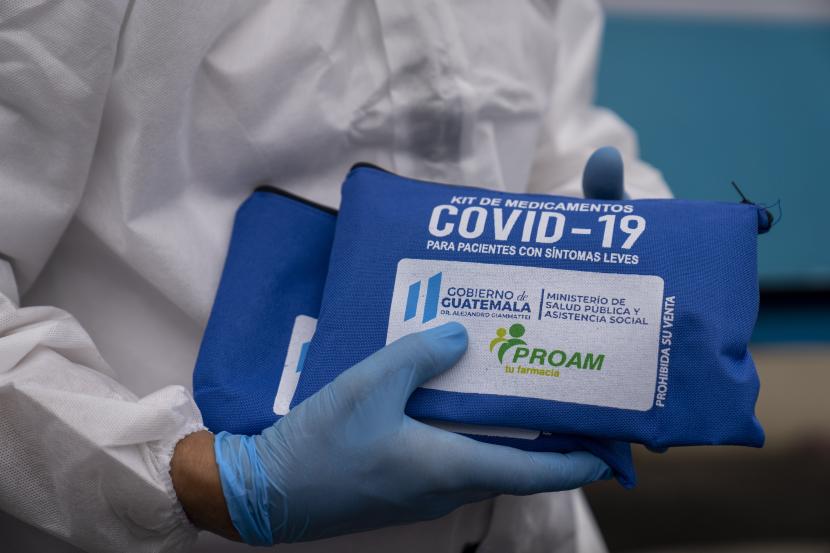 Seorang petugas kesehatan membawa paket obat gratis untuk orang yang dites positif COVID-19 di fasilitas Kementerian Kesehatan di Guatemala City, Rabu, 25 Agustus 2021