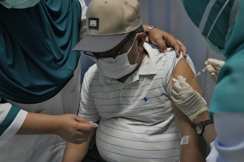 Seorang petugas kesehatan memberikan suntikan booster vaksin Pfizer COVID-19 kepada seorang pria lanjut usia saat kampanye vaksinasi dosis ketiga di Rumah Sakit Umum Daerah Tangerang Selatan di Tangerang, Indonesia, Senin, 24 Januari 2022. Dokter Spesialis Paru dari Rumah Sakit Umum Pusat (RSUP) Persahabatan, Jakarta, Erlina Burhan mengungkap varian baru Covid-19 yaitu omicron menurunkan imunitas tubuh. 